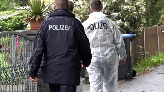 Polizisten befinden sich am Tatort in Tirpersdorf im Vogtland.