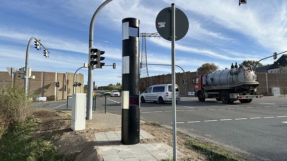 Eine große Ampelkreuzung mit einer Blitzersäule.