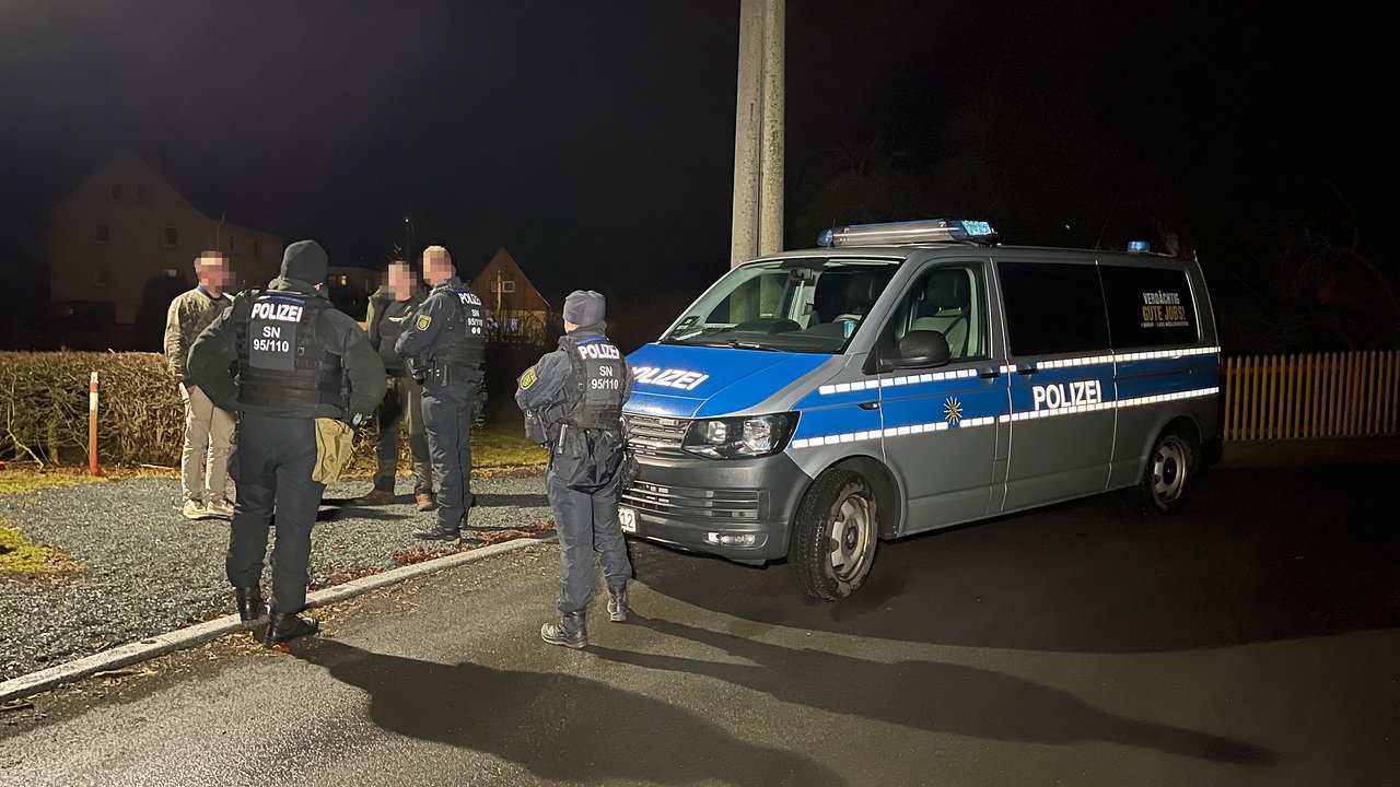 Polizei erteilt in Neuensalz bei Plauen mehrere Platzverweise