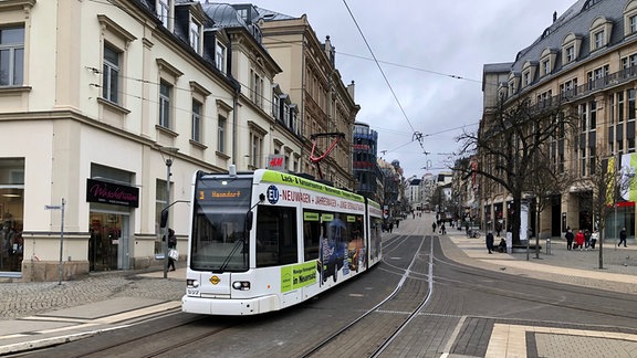 Eine Straßenbahn fährt durch die Plauener Innenstadt