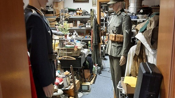 Die Polizei hat bei einer Durchsuchung in Auerbach Waffen und NS-Devotionalien sichergestellt.