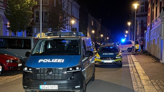 Polizeiautos und ein Krankenwagen stehen auf einer Straße in Plauen.