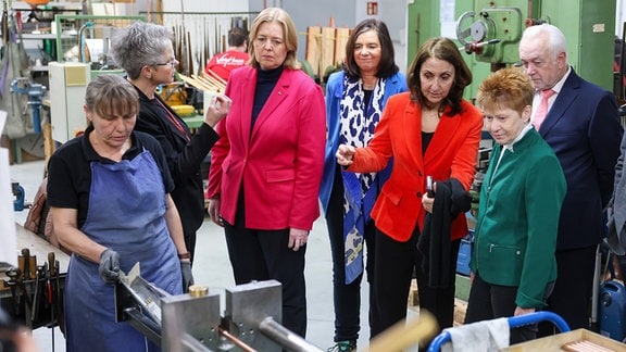 Kerstin Voigt (2.v.l.), Geschäftsführung der Jürgen Voigt Meisterwerkstatt für Metallblasinstrumente, erläutert Bundestagspräsidentin Bärbel Bas (l-r, SPD), und den Bundestagsvizepräsidentinnen Katrin Göring-Eckardt (Grüne), Aydan Özoğuz (SPD), Petra Pau (Die Linke), und Wolfgang Kubicki (FDP), das Ziehen von Rohren für den Instrumentenbau.