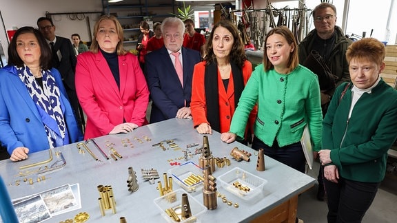 Bundestagsvizepräsidentin Katrin Göring-Eckardt (l-r, Grüne), Bundestagspräsidentin Bärbel Bas (SPD), Bundestagsvizepräsident Wolfgang Kubicki (FDP), Bundestagsvizepräsidentin Aydan ÃzoÄuz (SPD), Bundestagsvizepräsidentin Yvonne Magwas (CDU/CSU) und Bundestagsvizepräsidentin Petra Pau (Die Linke) besuchen die Jürgen Voigt Meisterwerkstatt für Metallblasinstrumente.