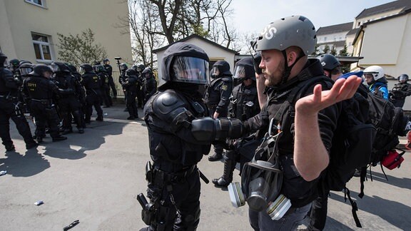 Ueber 1.500 Menschen protestierten am Sonntag den 1. Mai 2016 im Saechsischen Plauen mit Kundgebungen und einer Demonstration gegen einen Aufmarsch der Naziorganisation 3.Weg. Die Demonstration gegen den Aufmarsch wurde mehrfach von der Polizei mehrfach von der Polizei unter Einsatz von Pfefferspray und Schlagstoecken gestoppt. Teilnehmer haetten sich durch Tuecher, Muetzen und Brillen unkenntlich gemacht, so die Polizei. Dabei wurden auch Journalisten immer wieder zum Ziel polizeilicher Massnahmen durch die saechsische Polizei und an ihrer Arbeit gehindert. Im Bild: Ein vermummter Polizist der saechsischen Polizei geht gegen einen Journalisten vor.