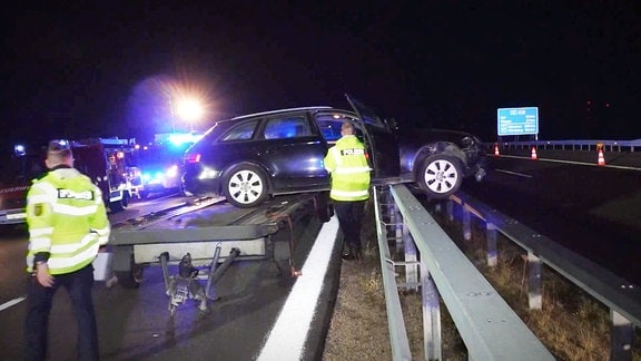 Unfall auf der A72 bei Reichenbach, Auto sitzt auf der Mittelleitplanke