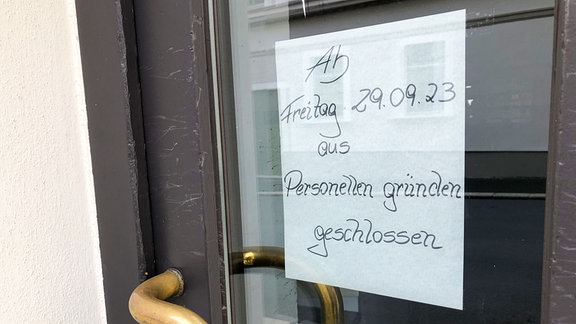 An einer Tür hängt ein Schild: Ab Freitag, 29.09.23 aus personellen Gründen geschlossen.