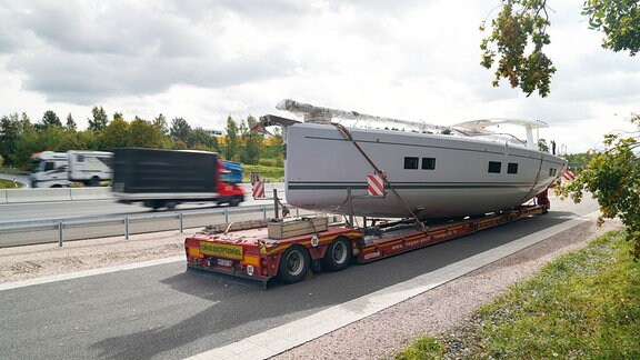 Eine Yacht wird von einem Abschlepper transportiert