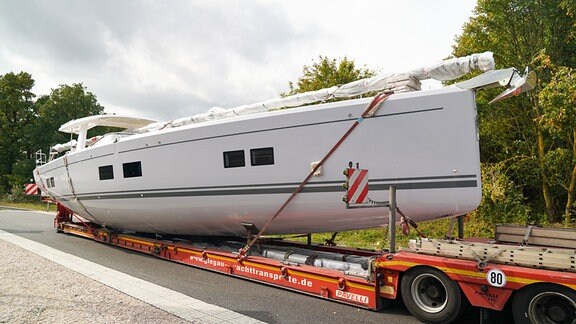 Eine Yacht wird von einem Abschlepper transportiert