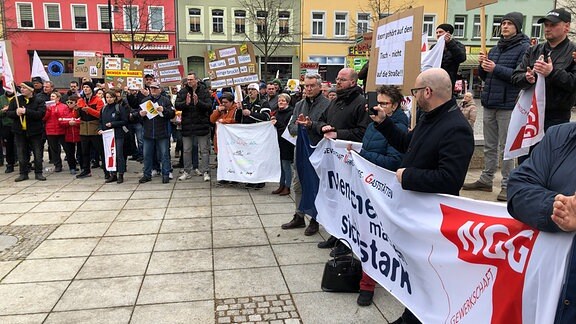 Demonstranten mit Plakat: "Unilever hat uns die Suppe eingebrockt - wir müssen sie auslöffeln!"
