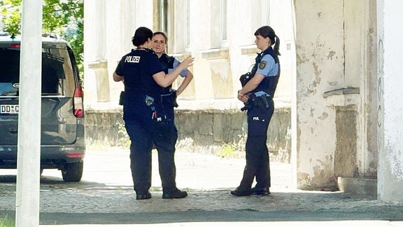 Drei Polizistinnen beraten sich 