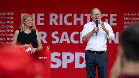 Bundeskanzler Olaf Scholz (SPD) spricht neben Petra Köpping (SPD), Sozialministerin von Sachsen und SPD-Spitzenkandidatin zur Landtagswahl 2024 in Sachsen, beim Wahlkampfabschluss der SPD. Am 1. September 2024 finden in Sachsen die Landtagswahlen statt.