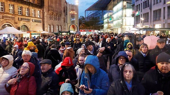 Die Anfahrt der Tanne für den Chemnitzer Weihnachtsmarkt hat am Sonnabendnachmittag zahlreiche Menschen auf die Beine gebracht. 