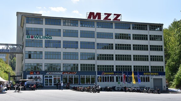 Ein fünfstückiges Industriegebäude - auf dem Dach die Buchsteban "MZZ"