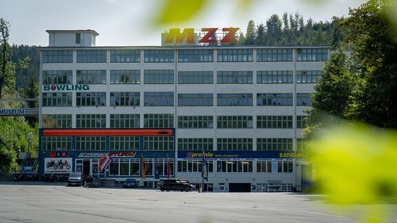 Ein Foto der ehemaligen Motorradfabrik in Zschopau. Auf dem Dach steht der Schriftzug "MZZ".