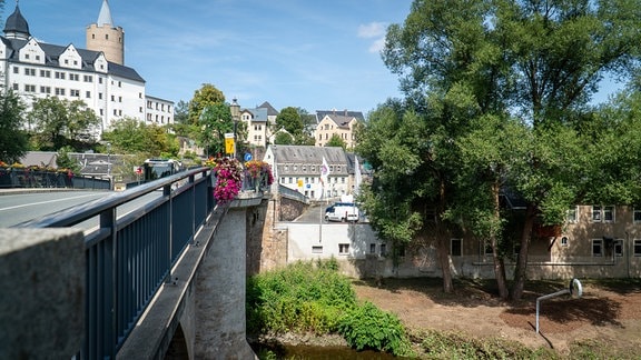 Am linken Bildrand sieht man Schloss Wildeck, davor überquert eine Autobrücke die Zschopau, am unteren rechten Bildrand kann man die neu errichtete Skulptur sehen.