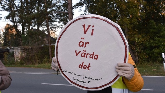 Ein selbstgebautes Plakat mit der Aufschrift "Wir sind es wert" in schwedischer Sprache.