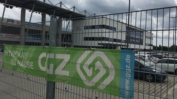 Blick durch und über einen Zaun auf das Fußballstadion in Zwickau-Eckersbach