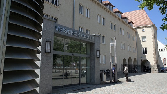 Blick auf den Eingangsbereich der Westsächsischen Hochschule am Kornmarkt in Zwickau