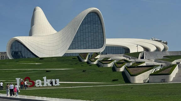 Ein modernes Gebäude in der Hauptstadt von Aserbaidschan Baku.
