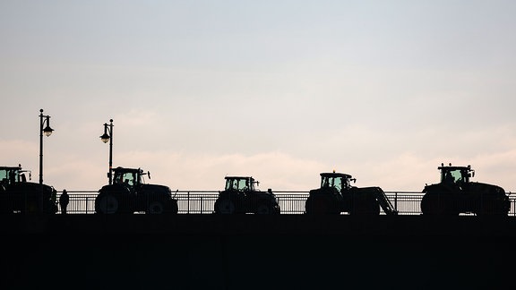 Landwirte blockieren mit Traktoren die Elbebrücke. 
