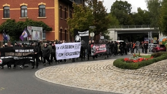 Anhänger der linken Szene laufen durch Hohenstein-Ernstthal.