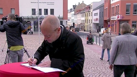 Nach dem Angriff auf SPD-Politiker Matthias Ecke in Dresden hat die SPD zu einer Kundgebung in Eckes Heimatort Meerane eingeladen. Auch Meeranes Bürgermeister Jörg Schmeißer war dabei.
