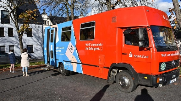 Ein blau-roter Bus der Sparkasse steht auf einem Parkplatz in Lichtenstein