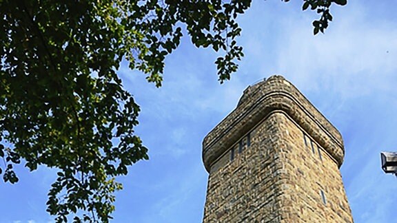 Turm aus der Froschperspektive