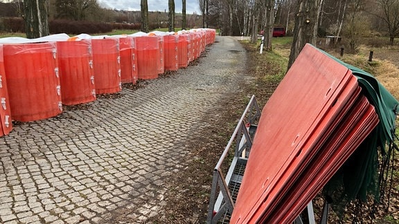 Mobile Hochwasserschutzeinrichtungen sind an der Zwickauer Mulde aufgebaut worden.
