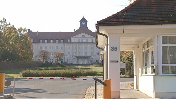 Blick auf den Eingangsbereich des Heinrich-Braun-Klinikums Zwickau.