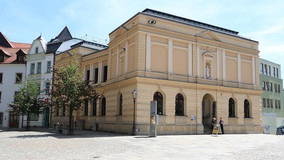 Die Galerie am Domhof in Zwickau: Ein imposanter Bau steht vor einem gepflasterten Platz unter einem fast wolkenfreien Himmel. 