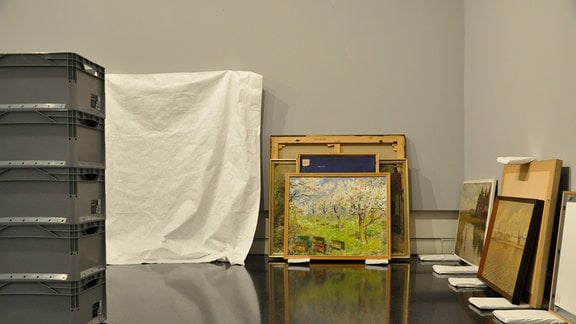 Max-Pechstein-Museum Zwickau: In einem weißen Raum stehen verpackte Bilder, ein Gemälde lehnt unverpackt an der Wand.