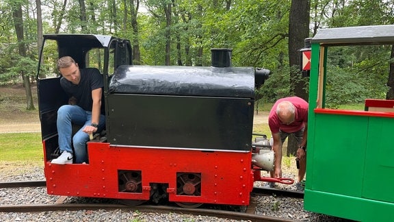 Lok der Parkeisenbahn wird angekuppelt.