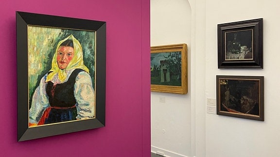 Gemälde 'Die Bäuerin' von Max Pechstein hängt in einer Galerie an der Wand, darauf ist eine Frau mit Kopftuch zu sehen.
