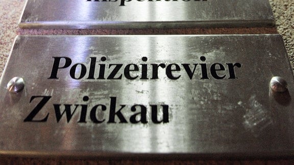 Schilder am Polizeirevier Zwickau, 2011