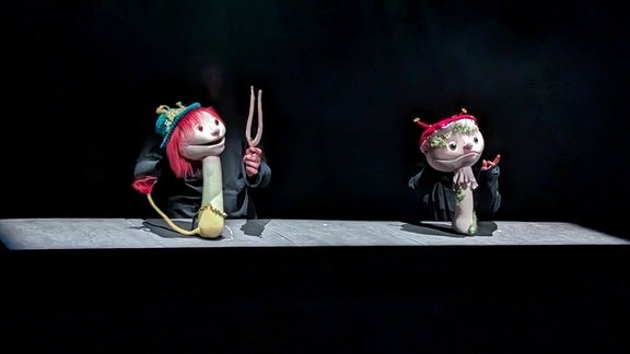 Zwei Puppen auf einer Bühne