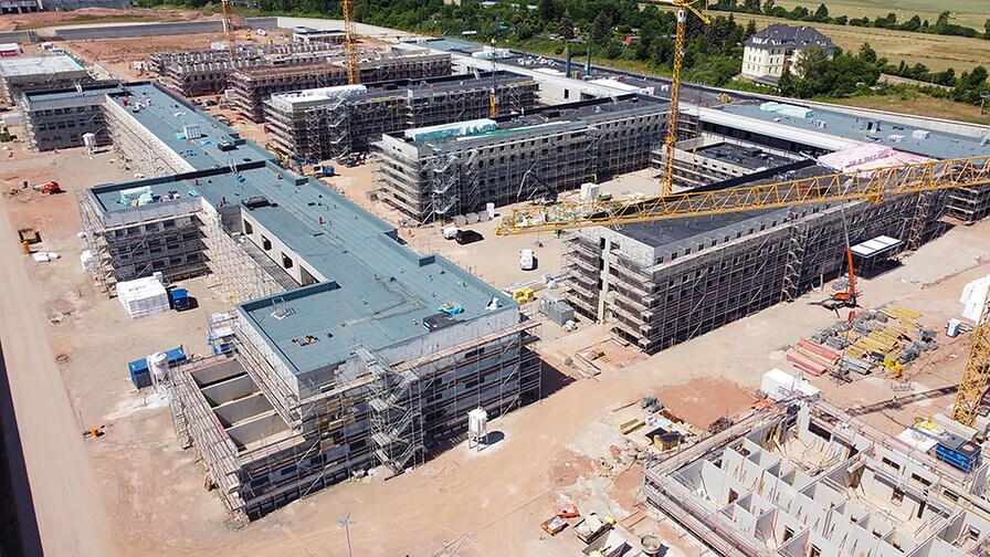 Luftbild der zukünftigen JVA Zwickau mit mehreren Häusern im Rohbau. | Bildrechte: MITTELDEUTSCHER RUNDFUNK Luftbild der zukünftigen JVA Zwickau mit mehreren Häusern im Rohbau.