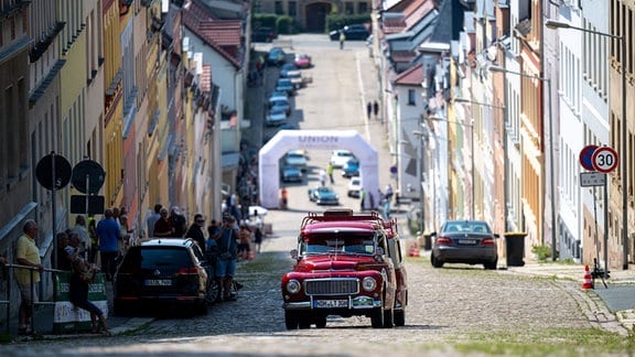 Ein Volvo Duett von 1968 fährt auf der ersten Etappe der Oldtimer-Rally Sachsen Classic die legendäre Steile Wand in Meerane hoch. 