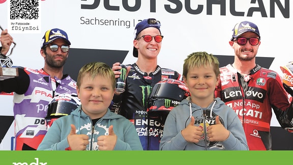 Fans und Besucher lassen sich auf dem Sachsenring in der MDR SACHSEN-Fotobox fotografieren