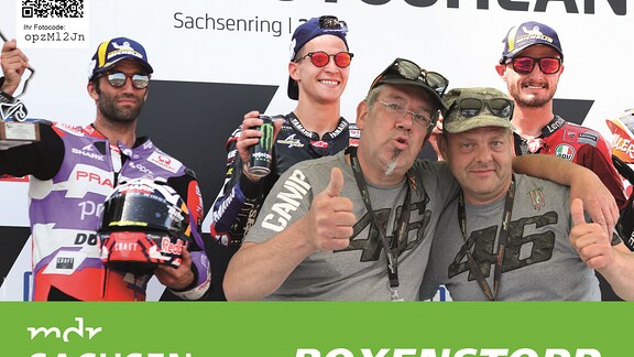 Fans und Besucher lassen sich auf dem Sachsenring in der MDR SACHSEN-Fotobox fotografieren
