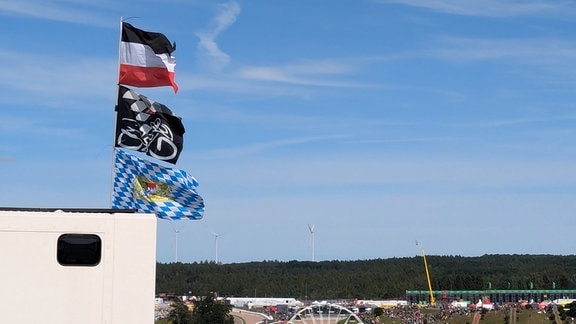 Verschiedene Flaggen mit nationalistischen Inhalten.