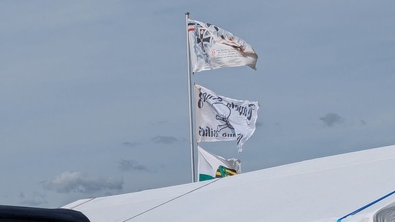 Verschiedene Flaggen mit nationalistischen Inhalten. 