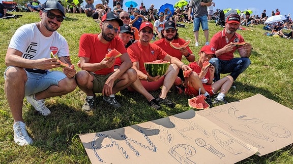 Menschen posieren für ein Gruppenfoto