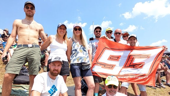 Menschen posieren für ein Gruppenfoto