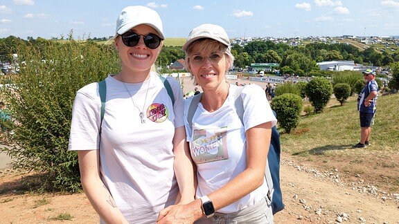 Frauen posieren für ein Foto