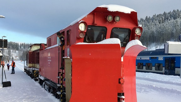 Ein Zug mit einem Schneepflug.