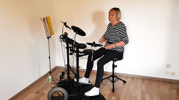 Heidemarie Binotsch am Schlagzeug