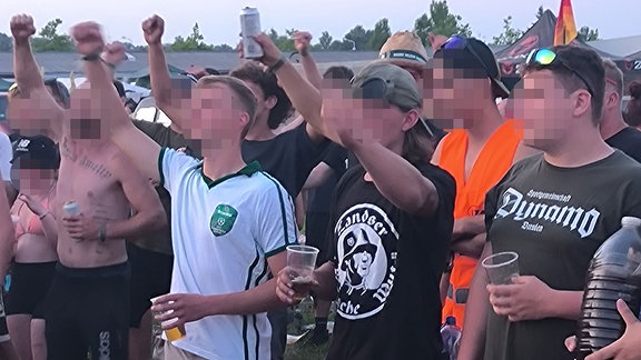 Mehrere junge Männer in einer Gruppe. Einer trägt ein Landser-Shirt.