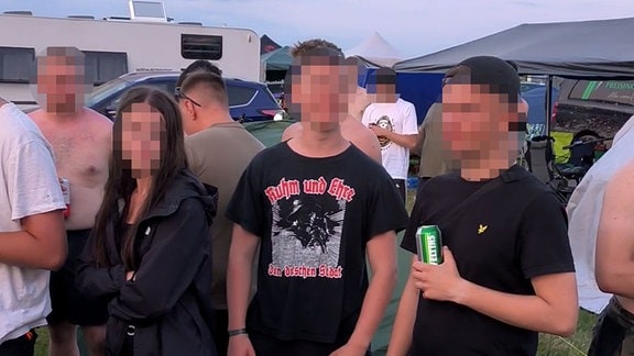 Ein junger Mann trägt ein "Ruhm und Ehre dem deutschen Soldat"-Shirt.